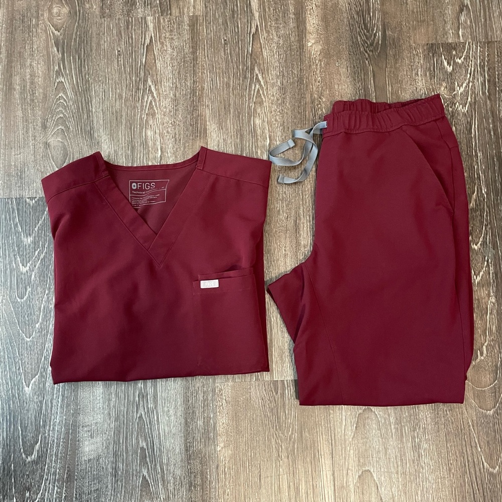 FIGS Men’s Burgundy Scrub Set in Medium